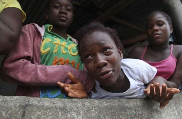 A woman weeps over the loss of her relative to Ebola (Photo: EPA)